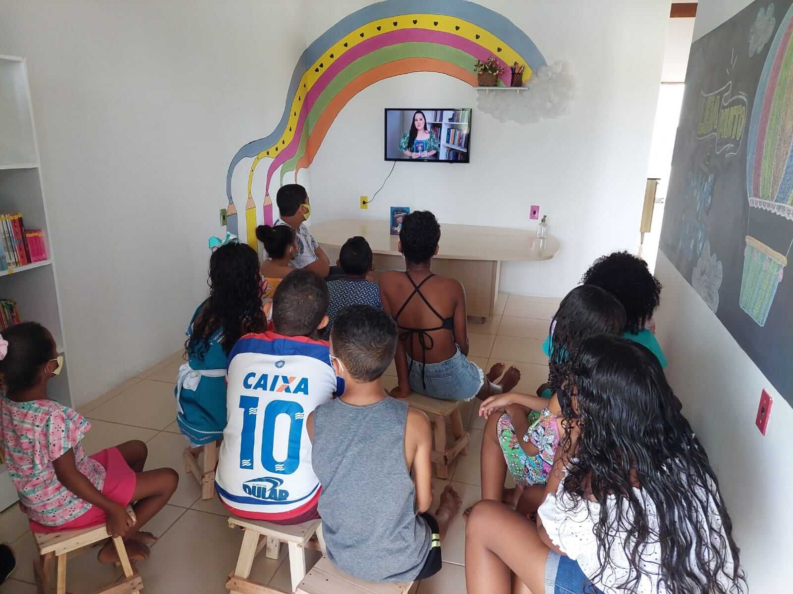 Imagem 6 de Crianças do povoado de Coqueiro, no litoral norte da Bahia, ganham biblioteca reformada